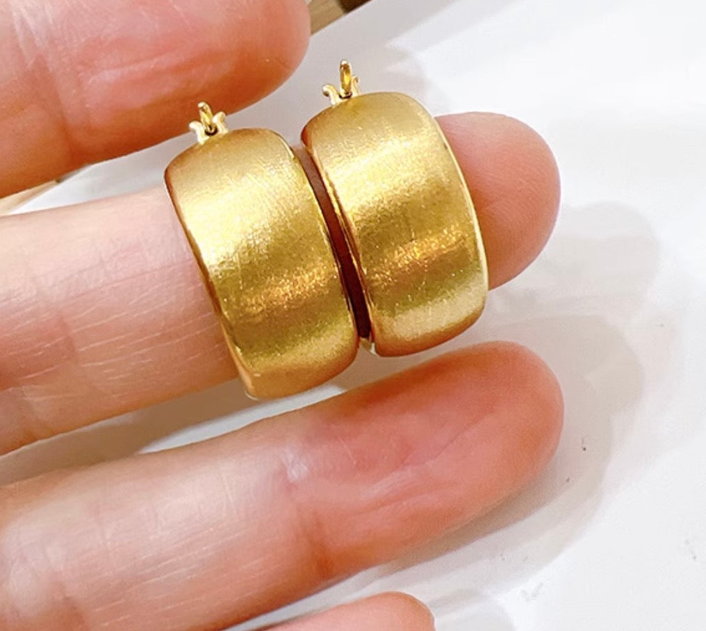 K18YG【S/L】18K フープピアス ヘアライン加工 艶消し やすり加工 ピアス リングピアス 中空ピアス YG 中空 ヘアライン イエローゴールド ボリューム 大ぶり 大きめ