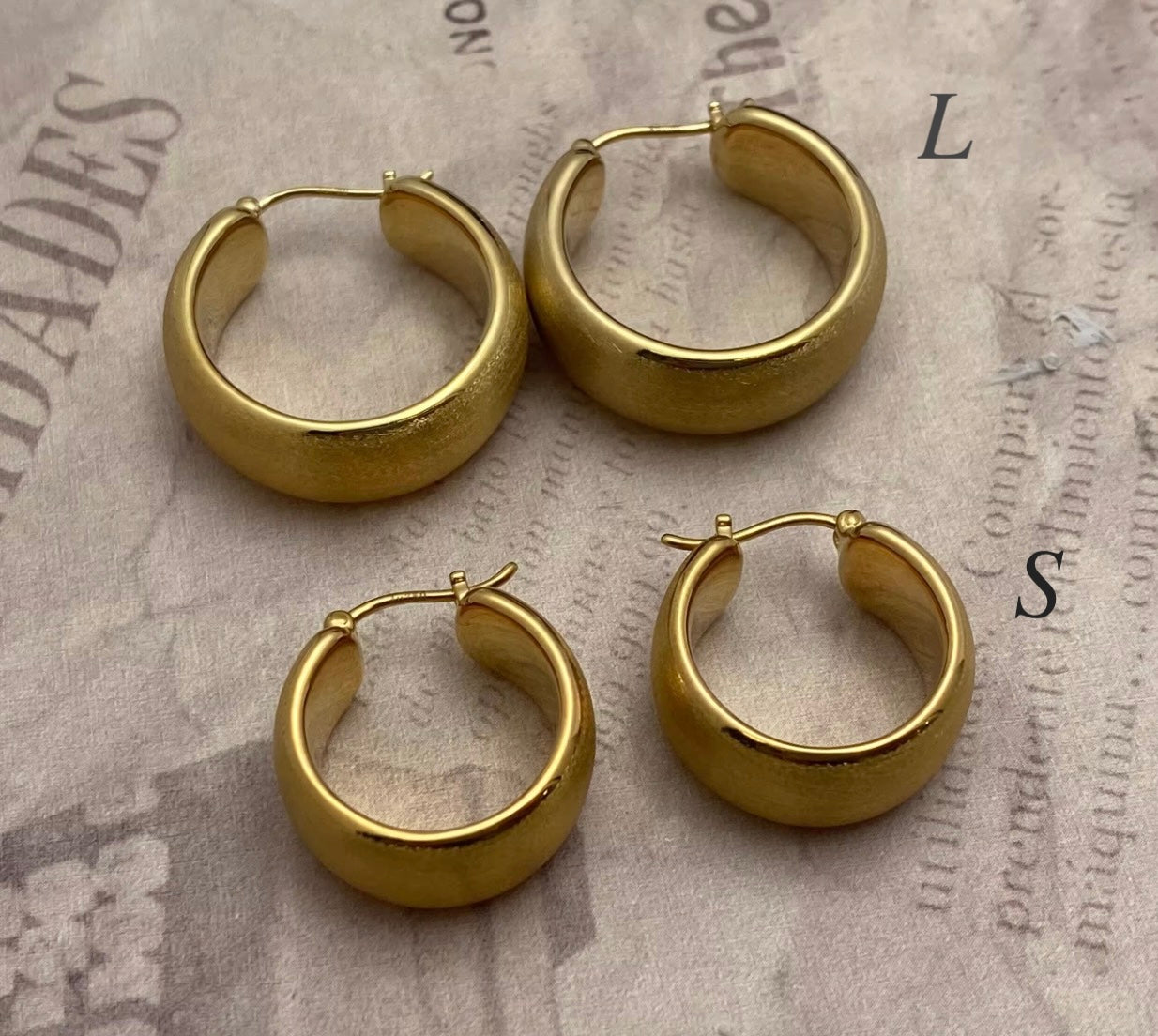 K18YG【S/L】18K フープピアス ヘアライン加工 艶消し やすり加工 ピアス リングピアス 中空ピアス YG 中空 ヘアライン イエローゴールド ボリューム 大ぶり 大きめ