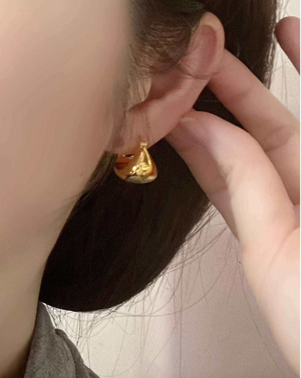 K18YG 丸いフォルム ぷっくり 中空ピアス ピアス フープピアス YG 中空 K18 YG イエローゴールド 18K リングピアス 三角形 鏡面