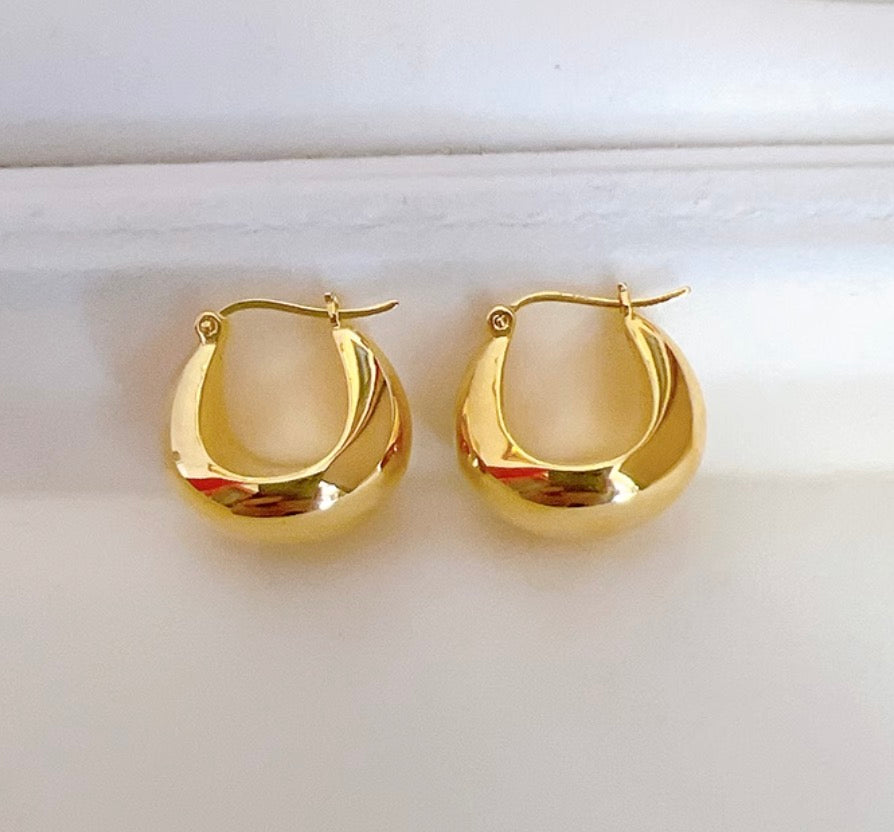 K18YG 丸いフォルム ぷっくり 中空ピアス ピアス フープピアス YG 中空 K18 YG イエローゴールド 18K リングピアス 三角形 鏡面