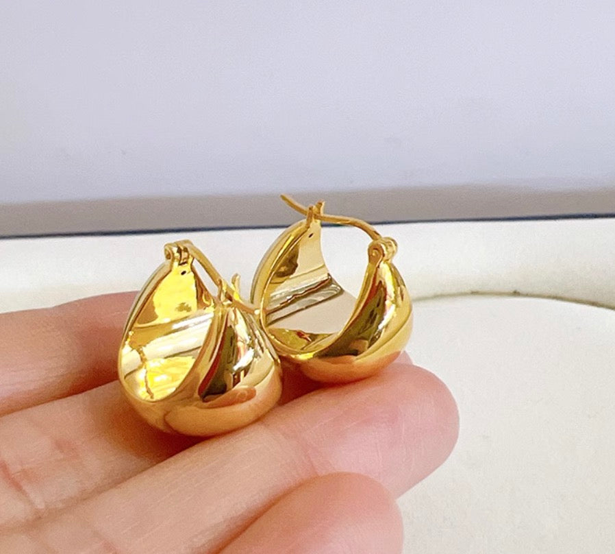 K18YG 丸いフォルム ぷっくり 中空ピアス ピアス フープピアス YG 中空 K18 YG イエローゴールド 18K リングピアス 三角形 鏡面
