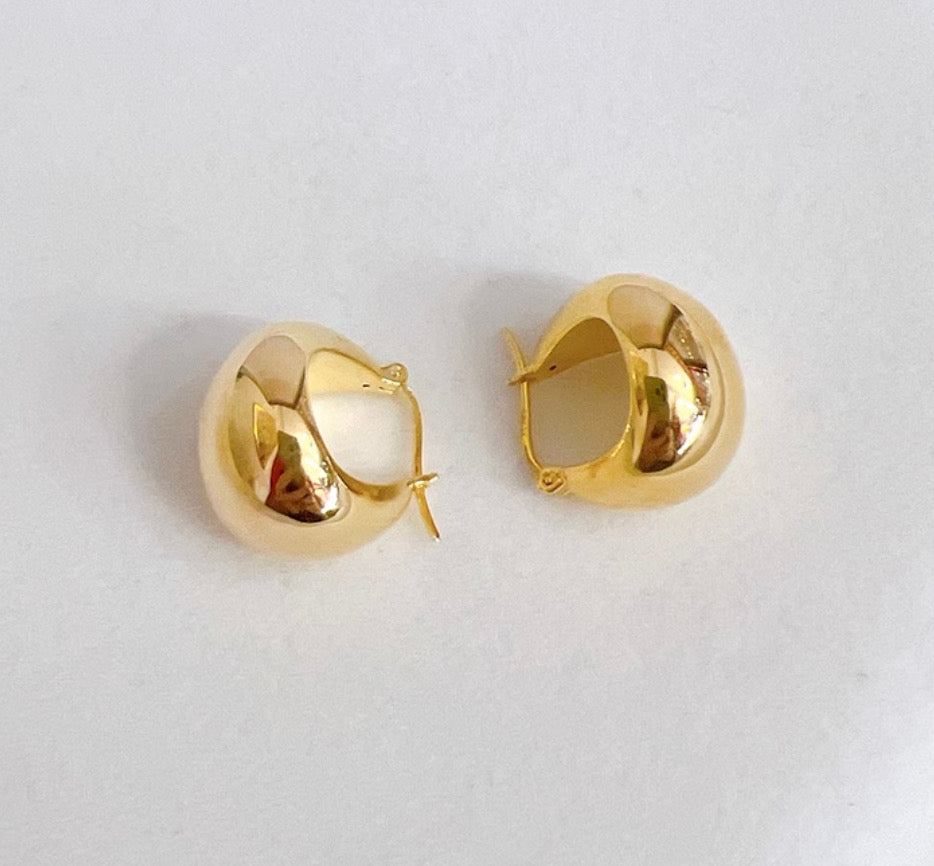 K18YG 丸いフォルム ぷっくり 中空ピアス ピアス フープピアス YG 中空 K18 YG イエローゴールド 18K リングピアス 三角形 鏡面