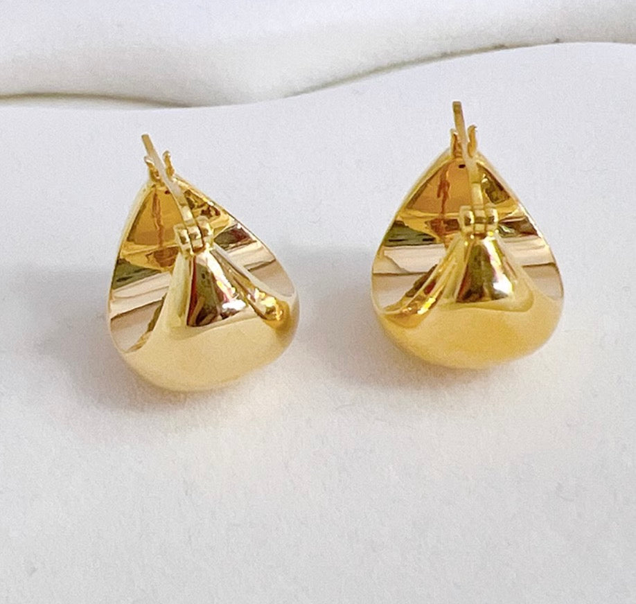 K18YG 丸いフォルム ぷっくり 中空ピアス ピアス フープピアス YG 中空 K18 YG イエローゴールド 18K リングピアス 三角形 鏡面
