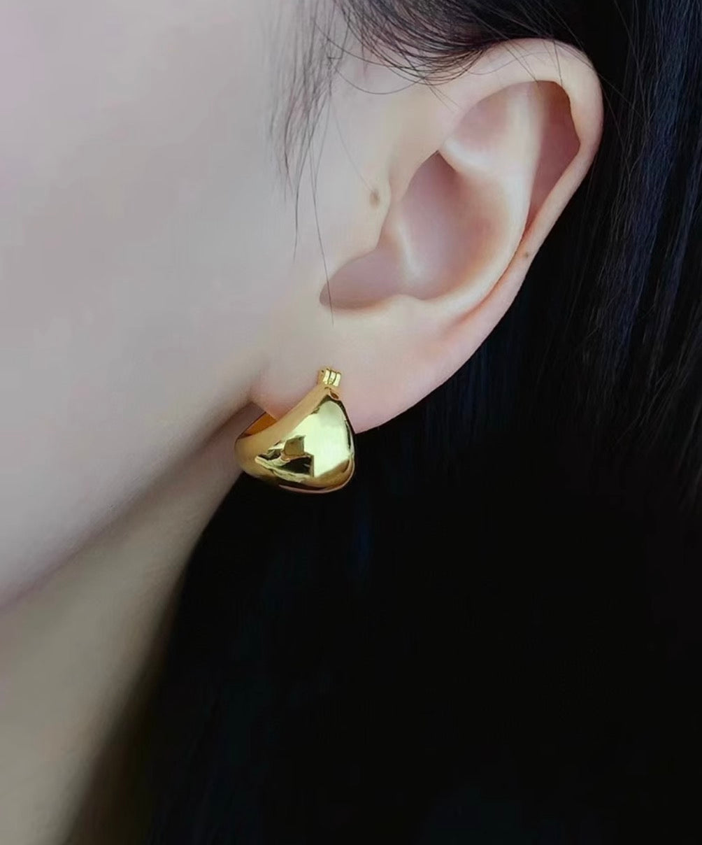 K18YG 丸いフォルム ぷっくり 中空ピアス ピアス フープピアス YG 中空 K18 YG イエローゴールド 18K リングピアス 三角形 鏡面