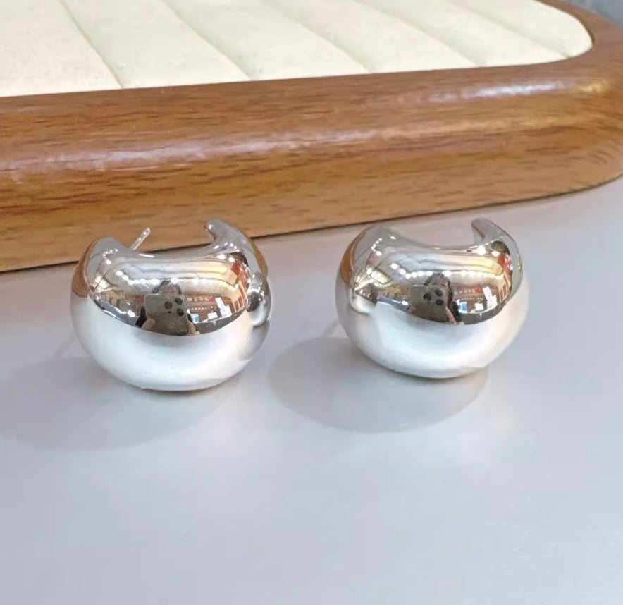 K18YG WG ぷっくり 豆 スタッドピアス 中空ピアス C 丸いフォルム ボリューム 大ぶり イエローゴールド ホワイトゴールド 丸い 18K カール