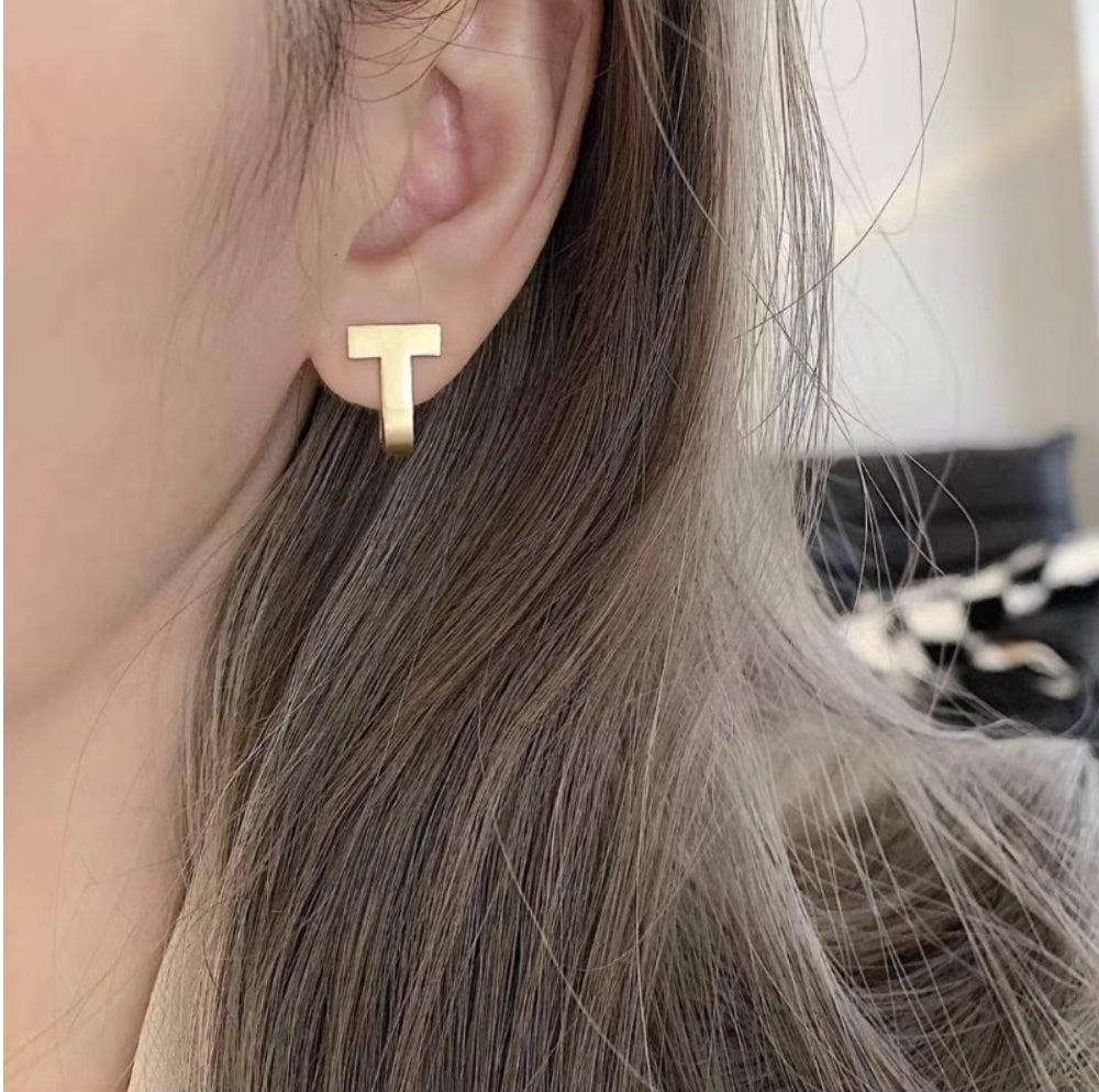 K18YG イエローゴールド 18K T字 ピアス クリップ付き T スタッドピアス 大ぶり イタリアンジュエリー 中空 大きめ 太め ボリューム