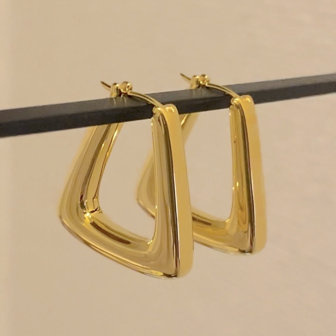K18YG イエローゴールド 18K ピアス フープピアス リングピアス イタリアンジュエリー スクエア 大ぶり トライアングル 三角形 中空