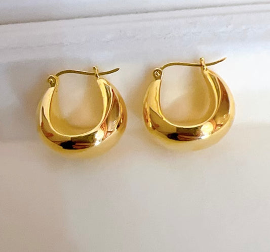 K18YG 丸いフォルム ぷっくり 中空ピアス ピアス フープピアス YG 中空 K18 YG イエローゴールド 18K リングピアス 三角形 鏡面