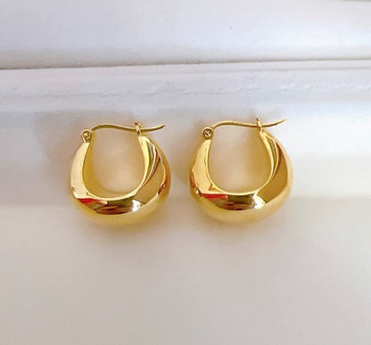 K18YG 丸いフォルム ぷっくり 中空ピアス ピアス フープピアス YG 中空 K18 YG イエローゴールド 18K リングピアス 三角形 鏡面