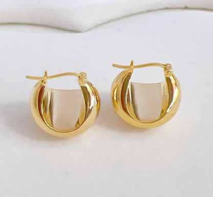 K18YG 丸いフォルム ぷっくり 中空ピアス ピアス フープピアス YG 中空 K18 YG イエローゴールド 18K リングピアス 三角形 鏡面