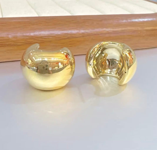K18YG WG ぷっくり 豆 スタッドピアス 中空ピアス C 丸いフォルム ボリューム 大ぶり イエローゴールド ホワイトゴールド 丸い 18K カール