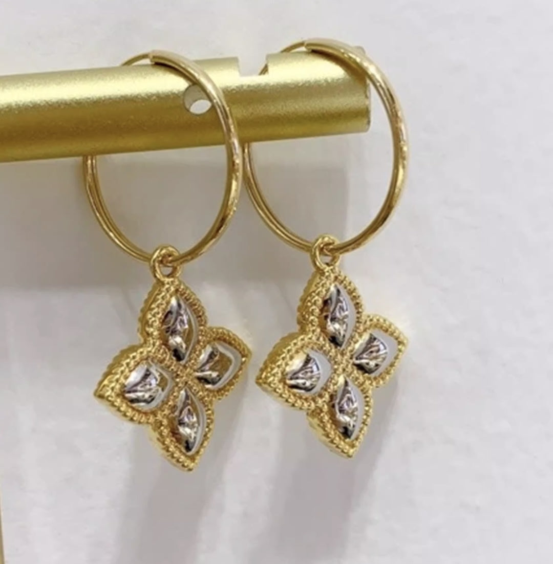 K18YG イエローゴールド 18K ピアス 2way フープピアス イタリアンジュエリー リングピアス 中空 四つ葉 花 クローバー 揺れる チャーム