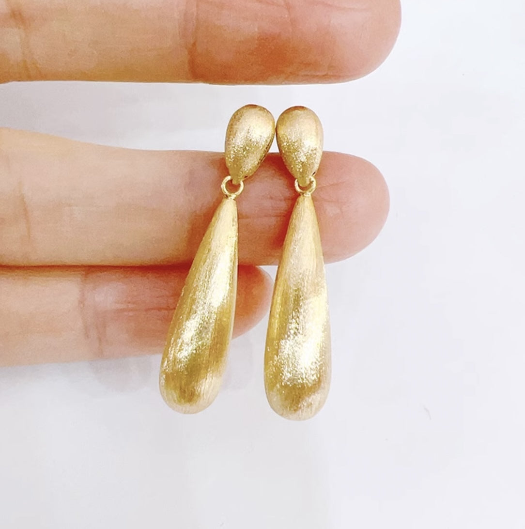 K18YG イエローゴールド 18K ピアス スタッドピアス イタリアンジュエリー やすり加工 つや消し ヘアライン加工 中空 ドロップ型 揺れる