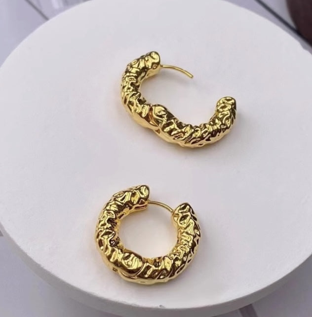 K18YG イエローゴールド 18K ピアス フープピアス イタリアンジュエリー リングピアス でこぼこ ニュアンス くしゃくしゃ ラウンド 中空 丸