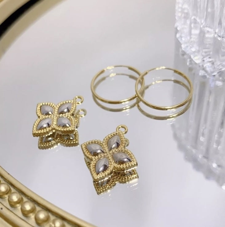 K18YG イエローゴールド 18K ピアス 2way フープピアス イタリアンジュエリー リングピアス 中空 四つ葉 花 クローバー 揺れる チャーム