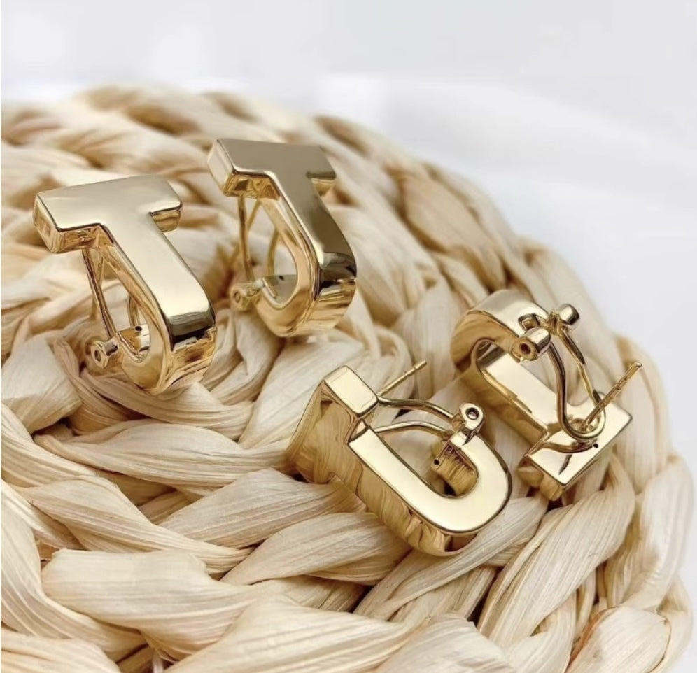 K18YG イエローゴールド 18K T字 ピアス クリップ付き T スタッドピアス 大ぶり イタリアンジュエリー 中空 大きめ 太め ボリューム